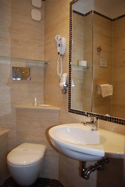 Triple Room | Bathroom | Shower, free toiletries, hair dryer, bidet