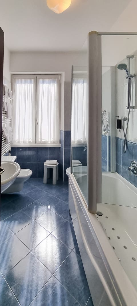 Double Room, 1 Large Twin Bed | Bathroom | Shower, hair dryer, bidet, towels