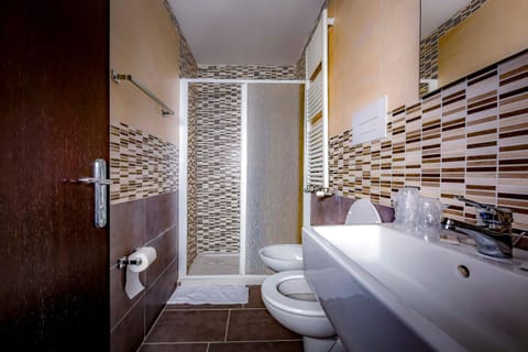 Deep soaking tub, free toiletries, hair dryer, bidet