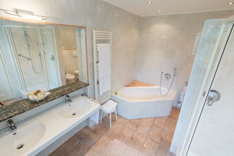 Junior Suite | Bathroom | Free toiletries, hair dryer, bathrobes, slippers