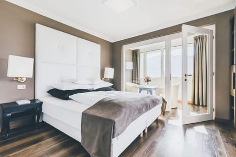 Standard Double Room, Mountain View | Hypo-allergenic bedding, pillowtop beds, minibar, in-room safe