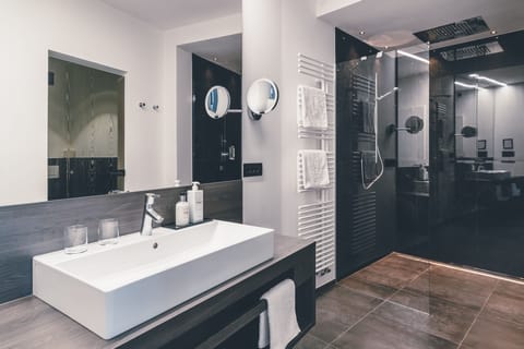 Comfort Suite | Hypo-allergenic bedding, pillowtop beds, minibar, in-room safe