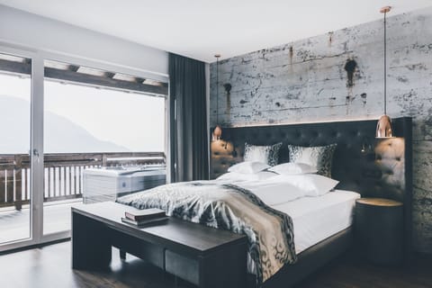 Luxury Suite | Hypo-allergenic bedding, pillowtop beds, minibar, in-room safe