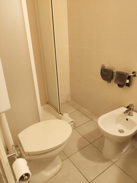 Shower, rainfall showerhead, free toiletries, bidet