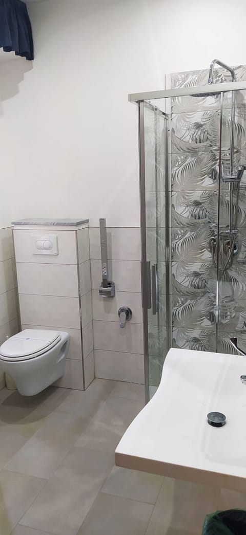 Camera Matrimoniale/Doppia con Balcone Vista Mare con Accesso per Disabili | Bathroom | Shower, rainfall showerhead, free toiletries, hair dryer