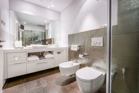 Junior Suite | Bathroom | Hair dryer, bathrobes, slippers, bidet