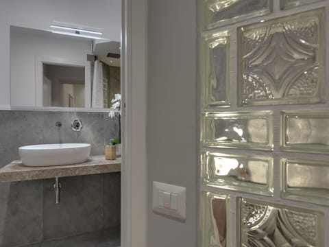 Superior Room | Bathroom | Shower, rainfall showerhead, hair dryer, towels
