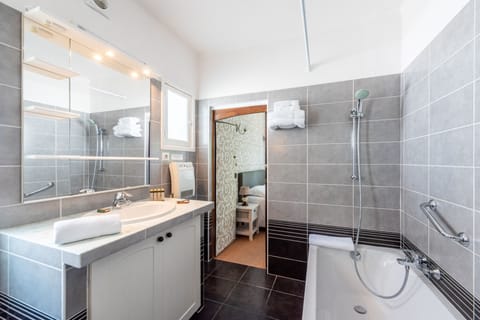 Suite, Garden View | Bathroom | Free toiletries, hair dryer, towels