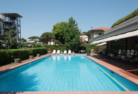 Seasonal outdoor pool, sun loungers