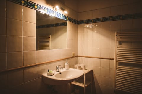 Apartment, 1 Bedroom, Vineyard View | Bathroom sink