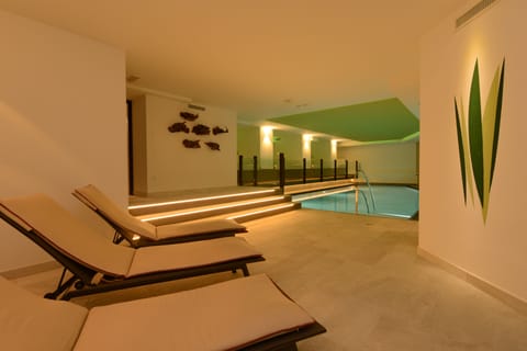 Indoor pool, sun loungers