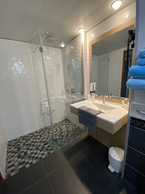 Combined shower/tub, free toiletries, hair dryer, towels