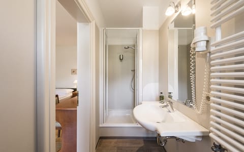 Single Room | Bathroom | Hair dryer, bathrobes, bidet, towels