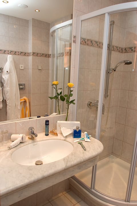 Standard-Doppelzimmer (Seinerzeit) | Bathroom | Shower, hair dryer, bathrobes, towels