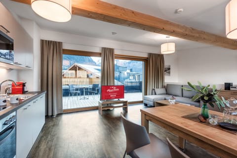 Deluxe-Apartment, Kitchen, Mountain View (Alpine Dreams, exklusive 180 EUR Cleaning fee)) | Living area | Flat-screen TV