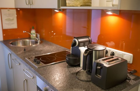 Apartment, 1 Bedroom, Non Smoking, Annex Building (Straßenseite, inkl. 30€ Endreinigung) | Private kitchen | Coffee/tea maker, electric kettle