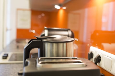 Apartment, 1 Bedroom, Non Smoking, Annex Building (Straßenseite, inkl. 30€ Endreinigung) | 1 bedroom, hypo-allergenic bedding, in-room safe, desk