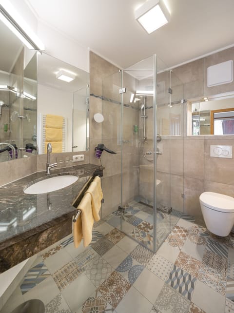 Family Suite | Bathroom | Eco-friendly toiletries, hair dryer, towels