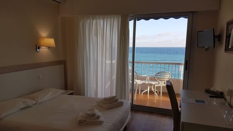 Triple Room, Sea View | Minibar, in-room safe, blackout drapes, soundproofing