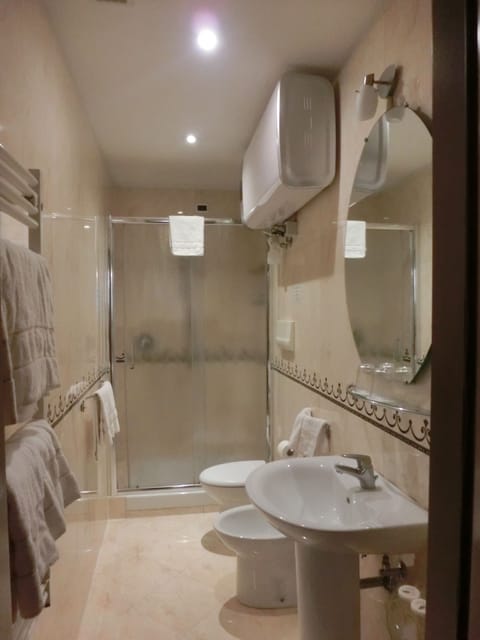 Classic Double Room | Bathroom | Shower, hair dryer, bidet, towels