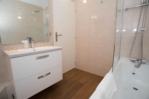 Combined shower/tub, rainfall showerhead, free toiletries, hair dryer