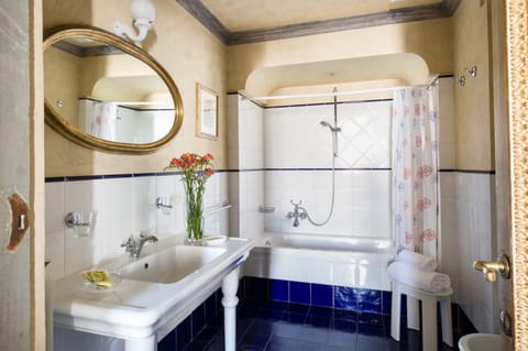 Junior Suite | Bathroom | Shower, free toiletries, bidet, towels
