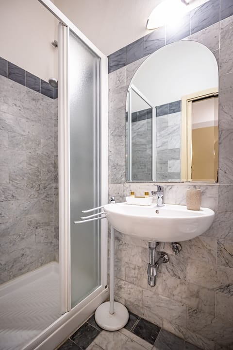 Double Room | Bathroom | Shower, free toiletries, hair dryer, bidet
