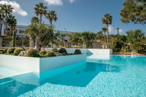 Seasonal outdoor pool, pool umbrellas, sun loungers