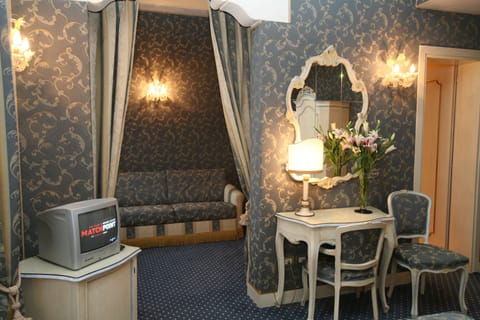 Junior Quadruple Room, Non Smoking | Minibar, in-room safe, individually decorated, individually furnished