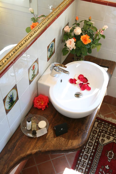 Triple Room | Bathroom | Shower, free toiletries, hair dryer, bathrobes