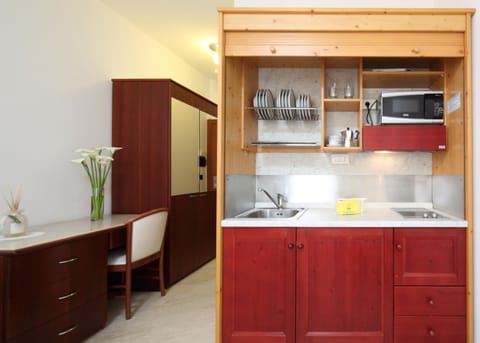 Studio for 2 people | Private kitchenette | Full-size fridge, microwave, stovetop, dishwasher