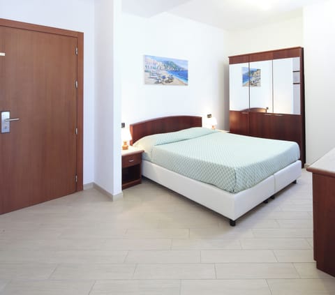 Studio for 3 people | Premium bedding, in-room safe, desk, soundproofing