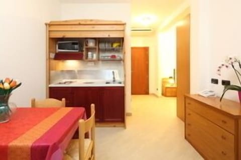 Studio for 3 people | In-room dining