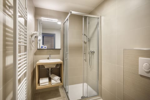 Standard Twin Room | Bathroom | Shower, free toiletries, hair dryer, towels