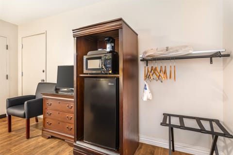 Standard Room, 1 Queen Bed, Accessible, Bathtub | Blackout drapes, iron/ironing board, cribs/infant beds, free WiFi