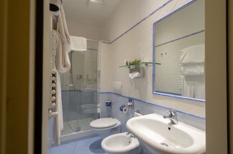 Superior Quadruple Room | Bathroom | Shower, free toiletries, hair dryer, towels