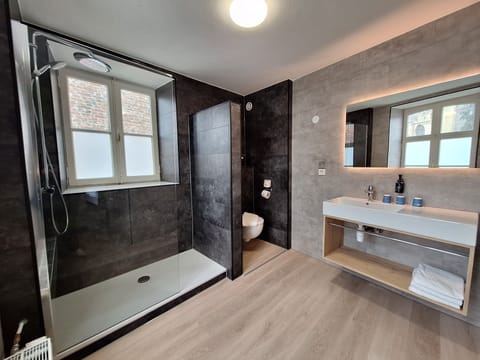 Triple Room | Desk, cribs/infant beds, rollaway beds, bed sheets