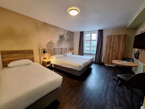 Triple Room | Desk, cribs/infant beds, rollaway beds, bed sheets