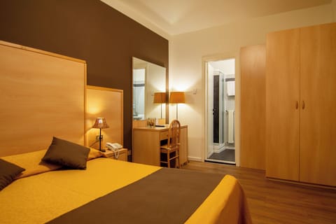 Classic Double or Twin Room | Minibar, in-room safe, desk, free WiFi