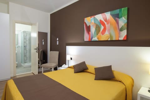 Classic Double or Twin Room | Minibar, in-room safe, desk, free WiFi