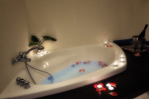 Junior Studio Suite | Jetted tub