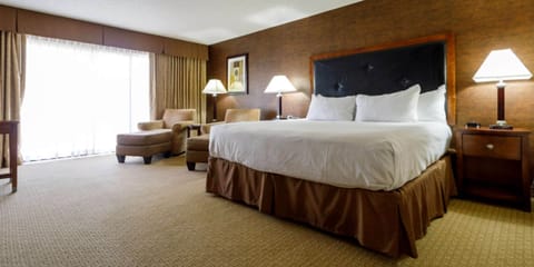 Executive Room, 1 King Bed (Level) | Premium bedding, pillowtop beds, desk, blackout drapes