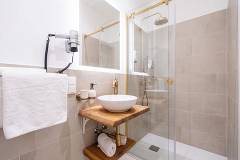 Superior Double Room (5th and 6th Floor) | Bathroom | Shower, free toiletries, hair dryer, towels