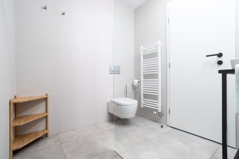 Combined shower/tub, designer toiletries, hair dryer, slippers