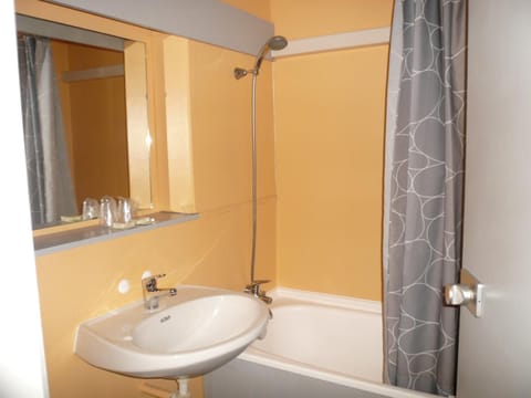 Economy Double Room | Bathroom | Shower, hair dryer, towels