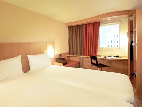 Standard Double Room, 1 Double Bed | In-room safe, desk, blackout drapes, soundproofing