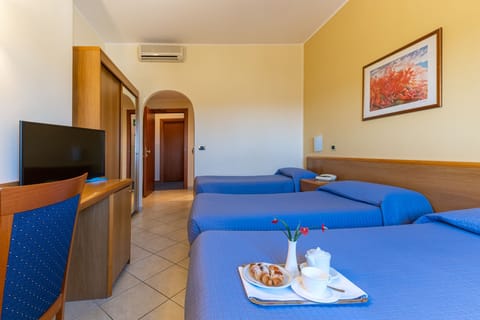 Triple Room | In-room safe, desk, free WiFi, bed sheets