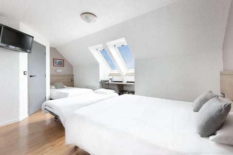 Quadruple Room | Desk, soundproofing, iron/ironing board, free cribs/infant beds