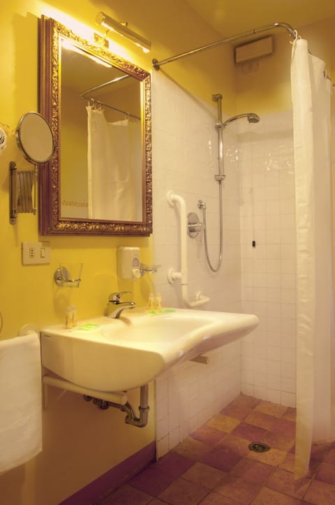 Superior Apartment, 2 Bedrooms, Kitchen, Garden View | Bathroom | Shower, free toiletries, hair dryer, bidet