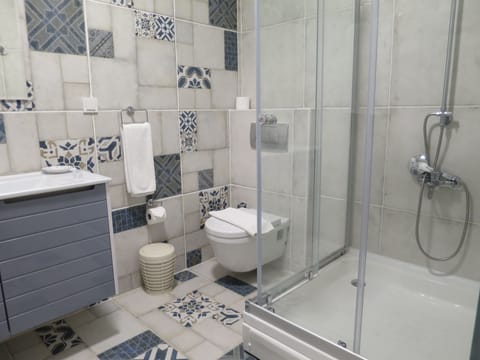 Triple Room | Bathroom | Shower, free toiletries, hair dryer, slippers